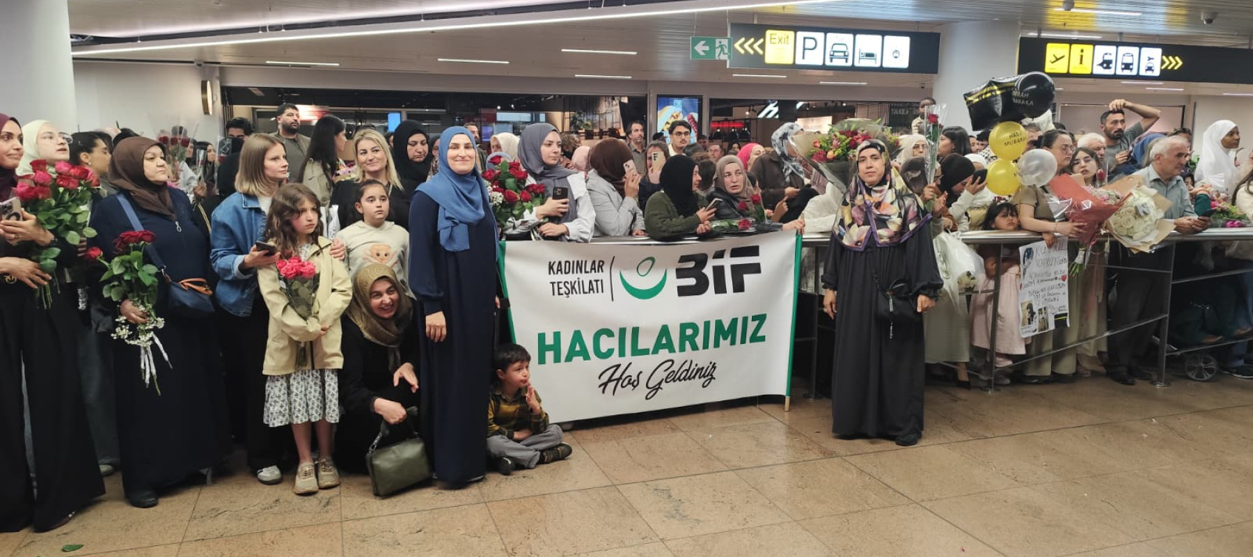 Hacılarımızı Brüksel Havalimanı’nda büyük bir sevinç ve yoğun katılımla karşıladık.